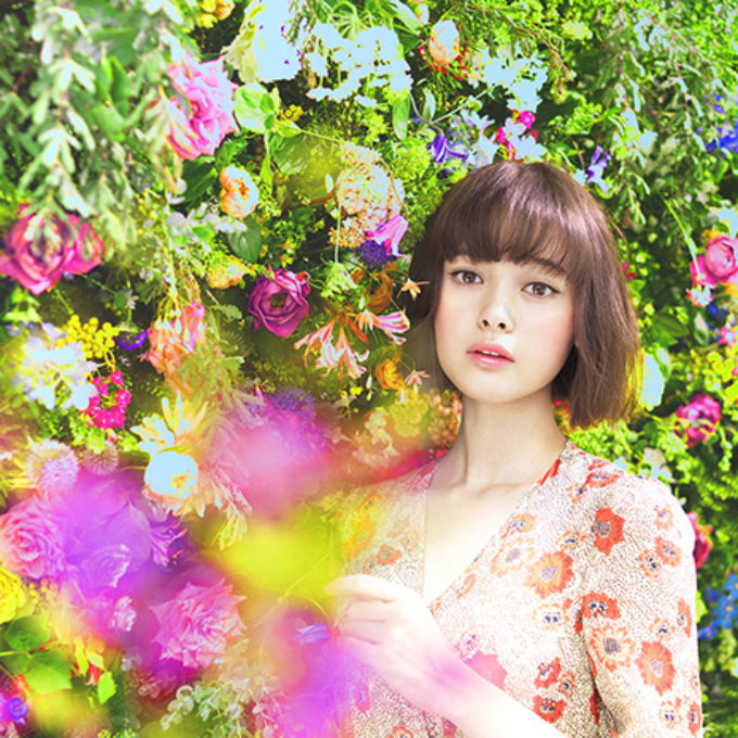 沢山の花に囲まれて立つ女性 レタッチ画像