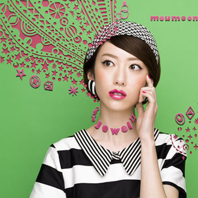 考えているようなポーズの女性 レタッチ画像