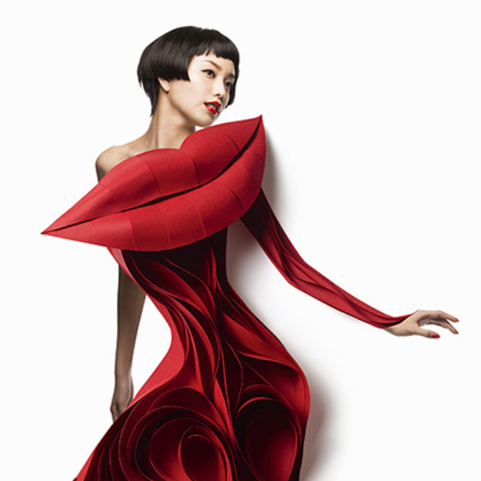 胸元にくちびるの形がある赤いドレスを着る女性 レタッチ画像