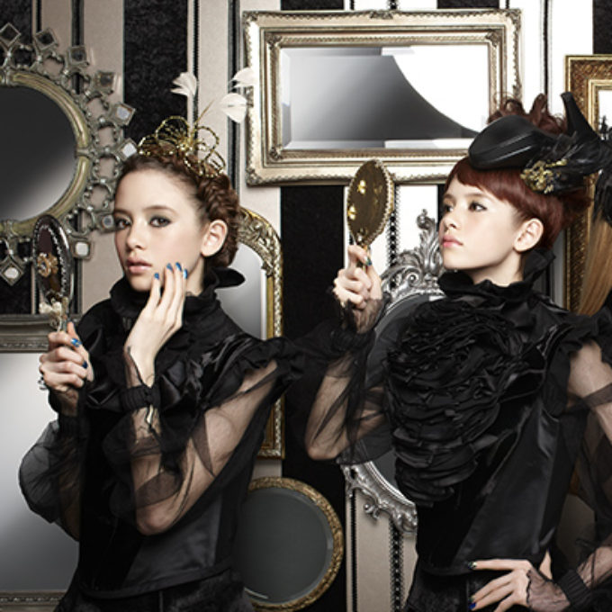 鏡の前で黒い服を着た女性3人 レタッチ画像