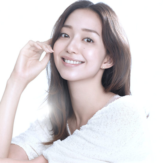 白い光の中でほほ笑む女性 レタッチ画像