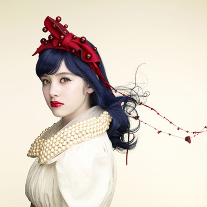 赤いリボンと口紅をつける女性 レタッチ画像