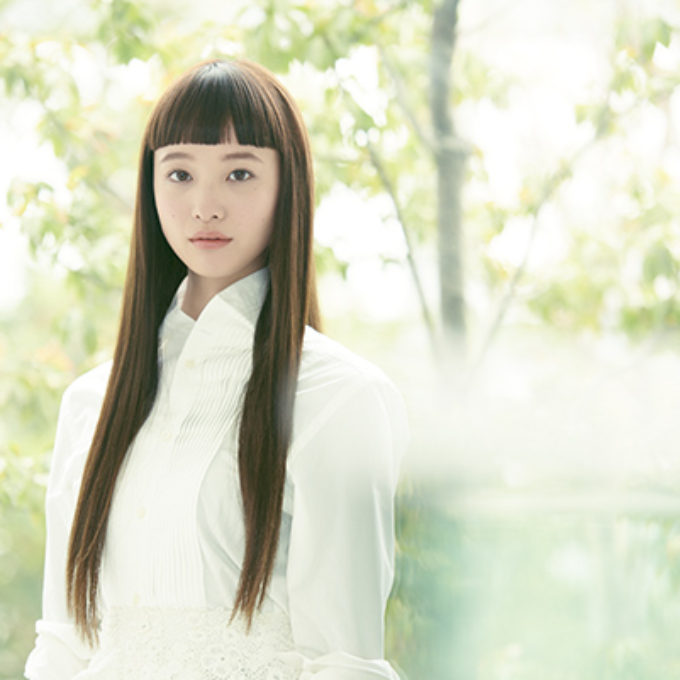 こもれびの中に立つ女性 レタッチ画像