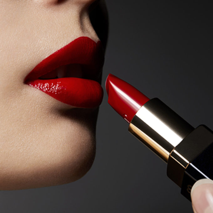 赤い口紅をつける口元 レタッチ画像