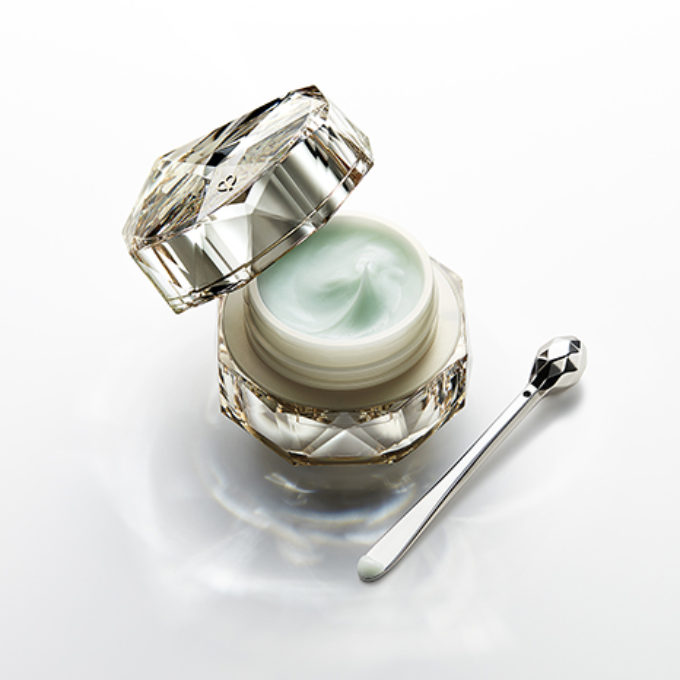 シルバーのケースに入った水色の化粧品 化粧品レタッチ