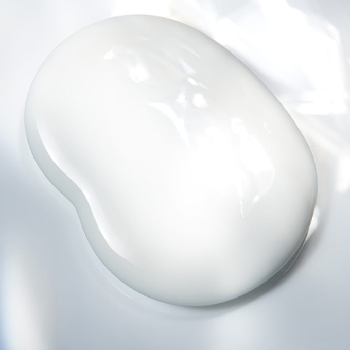 乳白色の豆型の化粧品 化粧品レタッチ