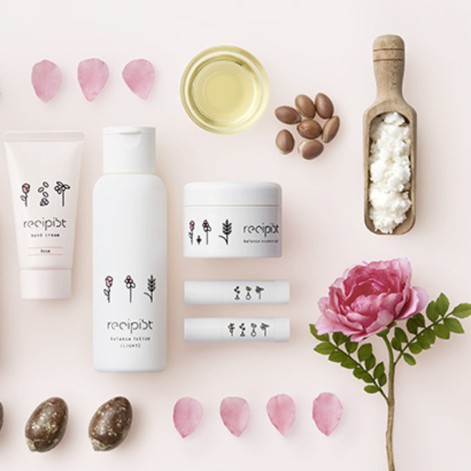 ピンクの背景に化粧品6点と植物 化粧品レタッチ