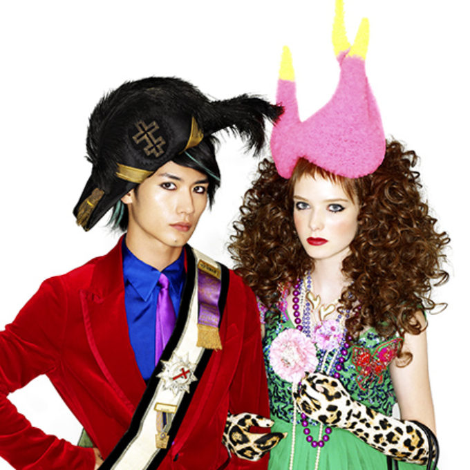 腕を組む奇抜な恰好をした男女 三浦春馬 レタッチ