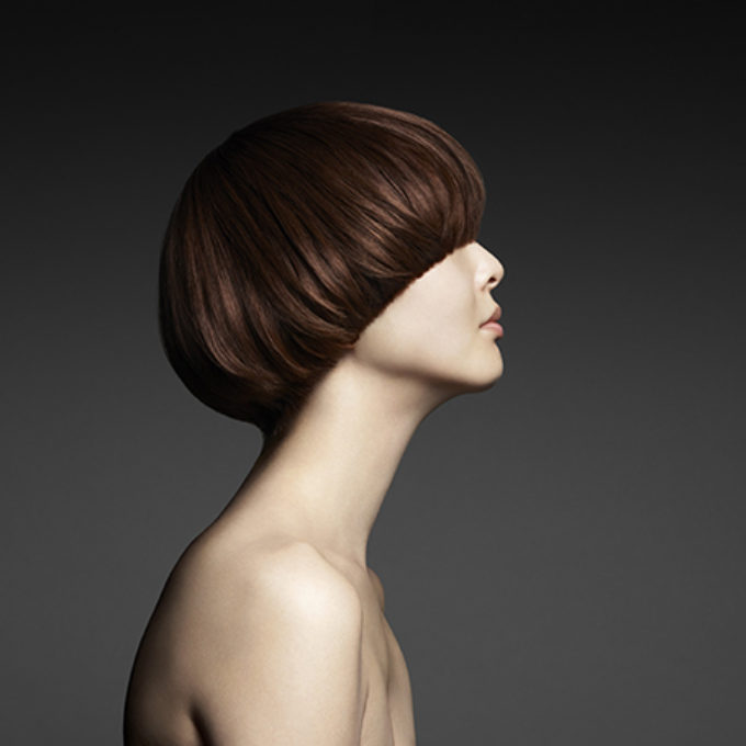 目が隠れるマッシュルームカットの横顔 レタッチ画像