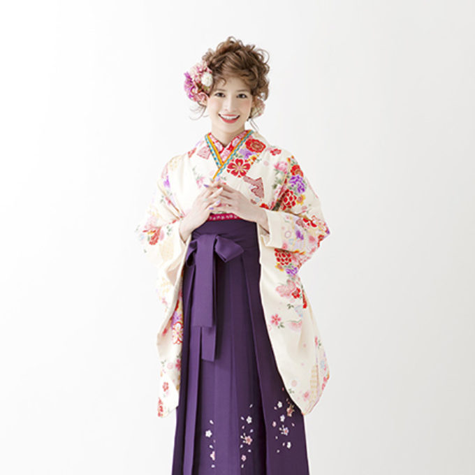 ピンクと紫色の袴姿の女性 レタッチ画像