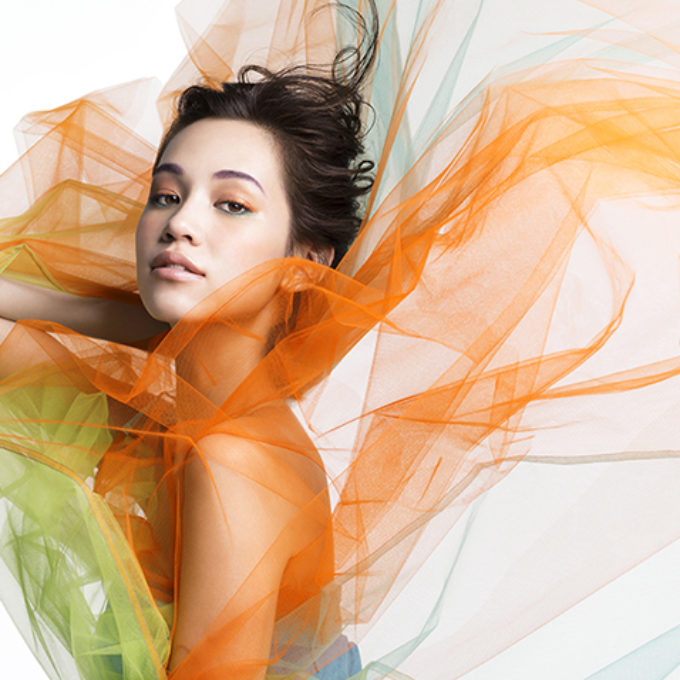 オレンジ色のオーガンジーに包まれた女性 レタッチ画像