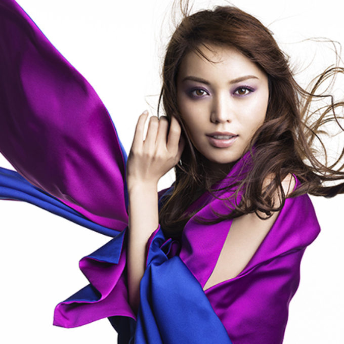 紫色と青の生地と一緒に風を受ける女性 レタッチ画像