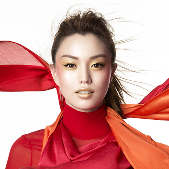 赤いドレスを着た女性 レタッチ画像