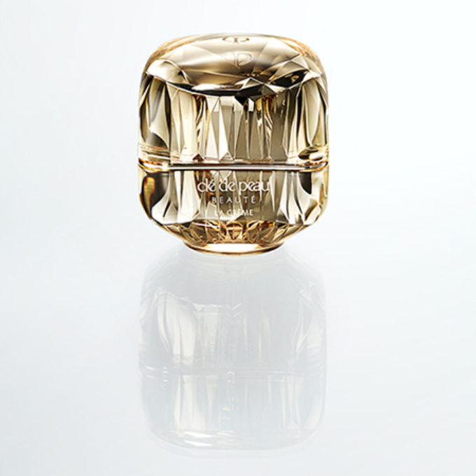 ゴールドの丸い化粧品ボトル 化粧品レタッチ