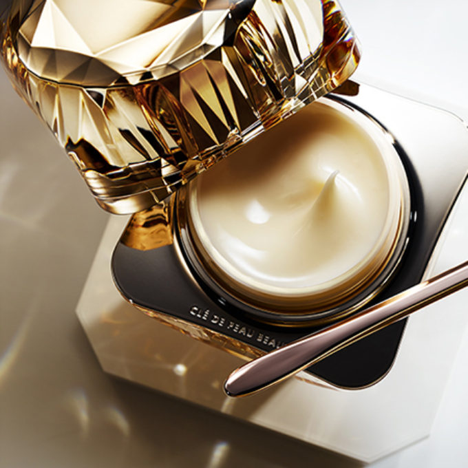 ゴールドの化粧ボトルの中のクリーム 化粧品レタッチ