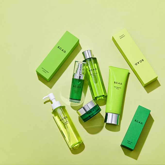 B.C.A.D緑色のパッケージの化粧品5点と箱 化粧品レタッチ