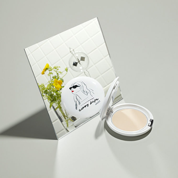 鏡の前にイラストが描かれたコンパクト 化粧品レタッチ